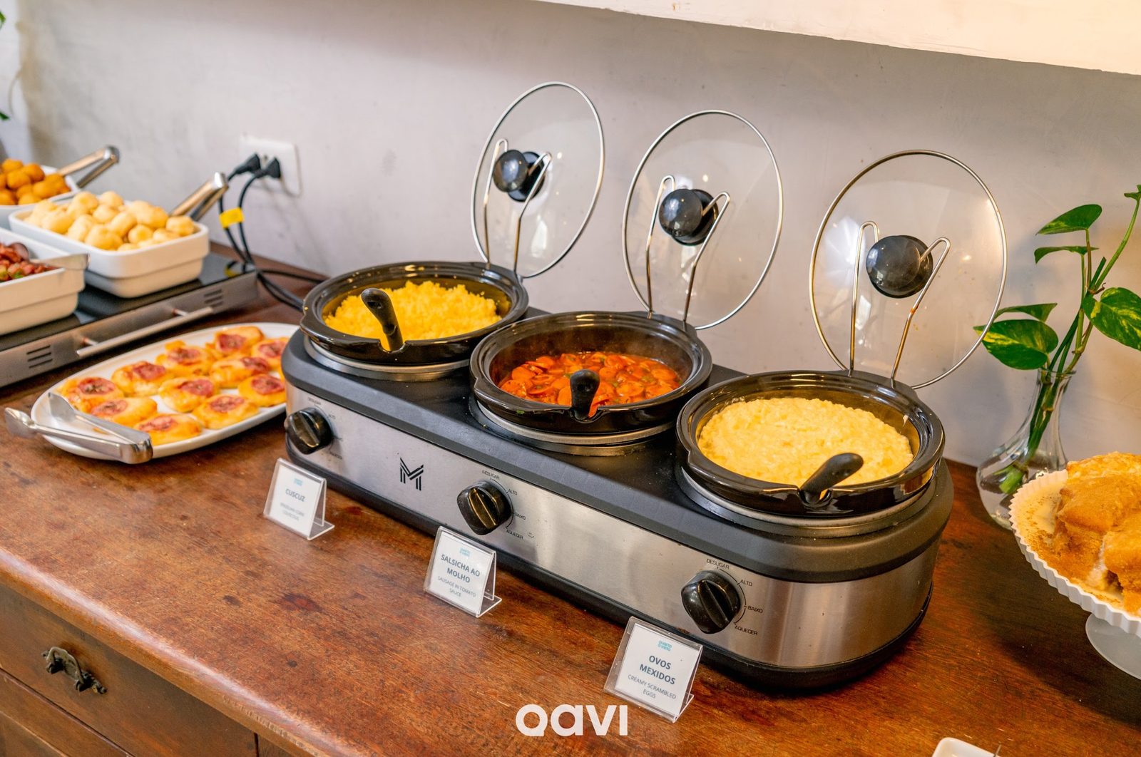 Salgados quentes: pão de queijo, calabresa e esfihas