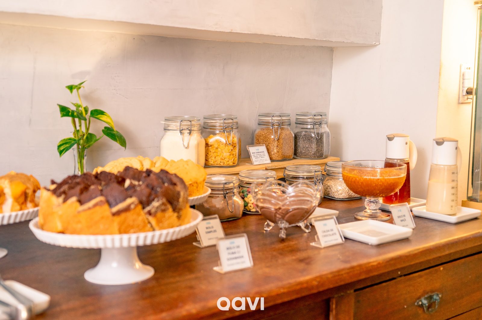 Bolos caseiros, granola, mel e mix de cereais