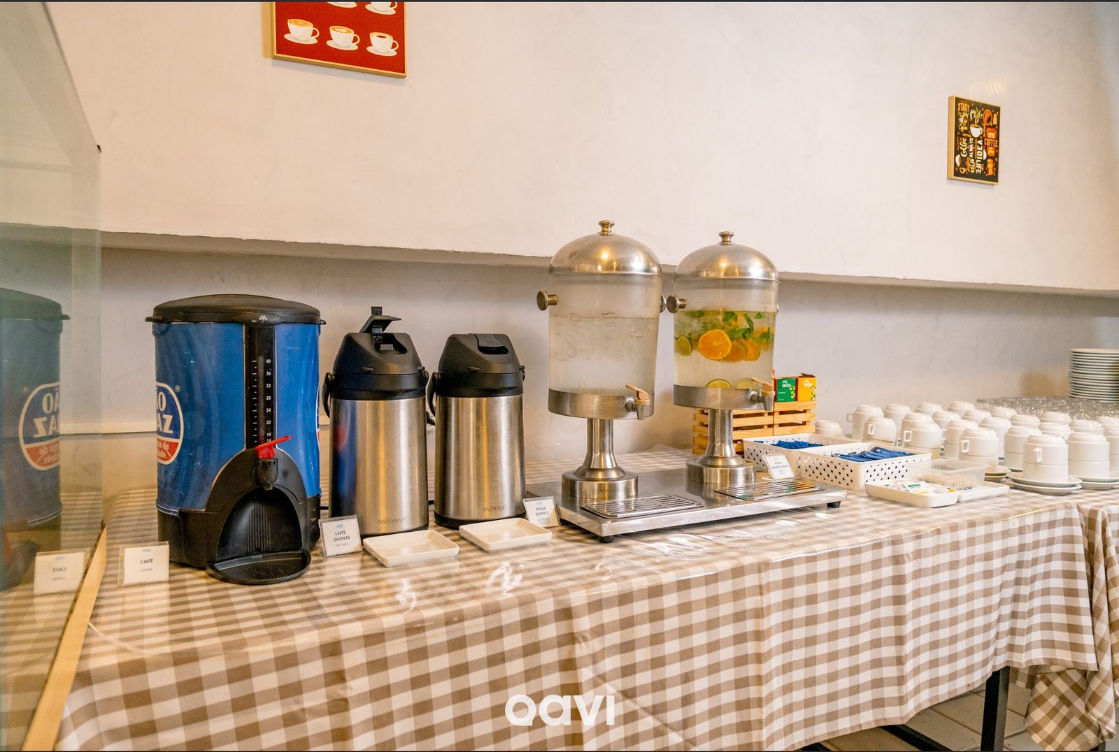 Café, leite quente, água aromatizada e chás