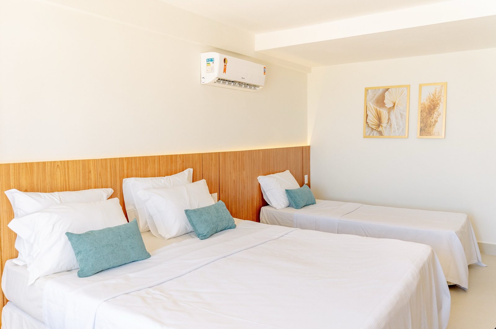 Quarto Vista Mar: camas e ambiente interno
